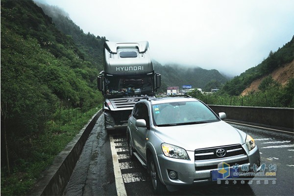 創(chuàng)虎車主蘆師傅在甘孜藏族自治州康定市境內318國道上行駛過程中出現故障