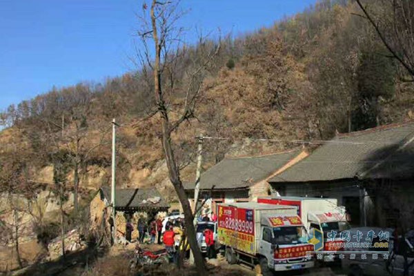 盧財國帶著生活日用品與愛人，同事一同進山去看望老人