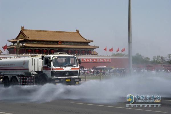 自進(jìn)入汛期以來(lái)，北京環(huán)衛(wèi)集團(tuán)及旗下各相關(guān)單位嚴(yán)陣以待，加強(qiáng)協(xié)作，確保安全度汛，全力守護(hù)首都城市安全與美麗。