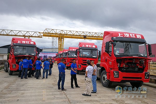 紅巖杰卡6×4牽引車批量交付云南客戶