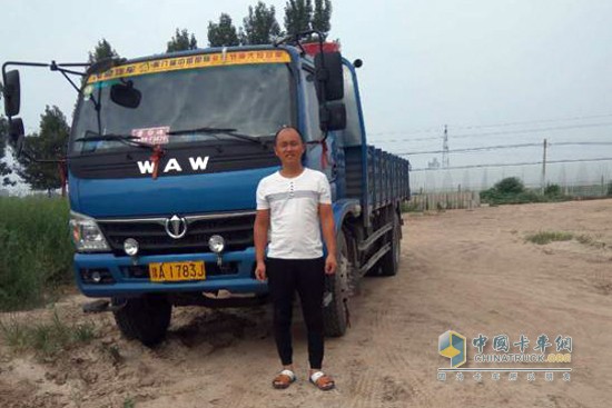 李新偉與自己常開的藍(lán)色奧馳卡車