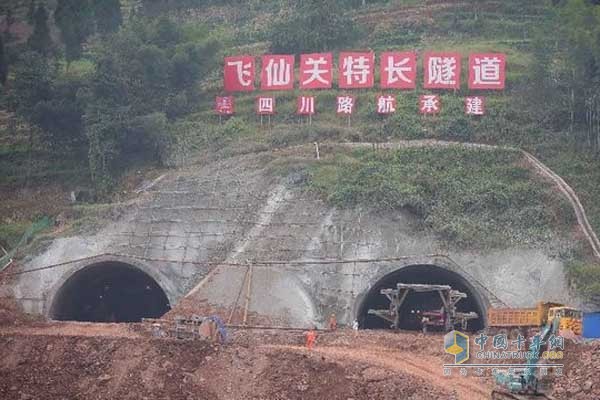 雅康高速公路“川藏第一關(guān)”飛仙關(guān)特長隧道貫通