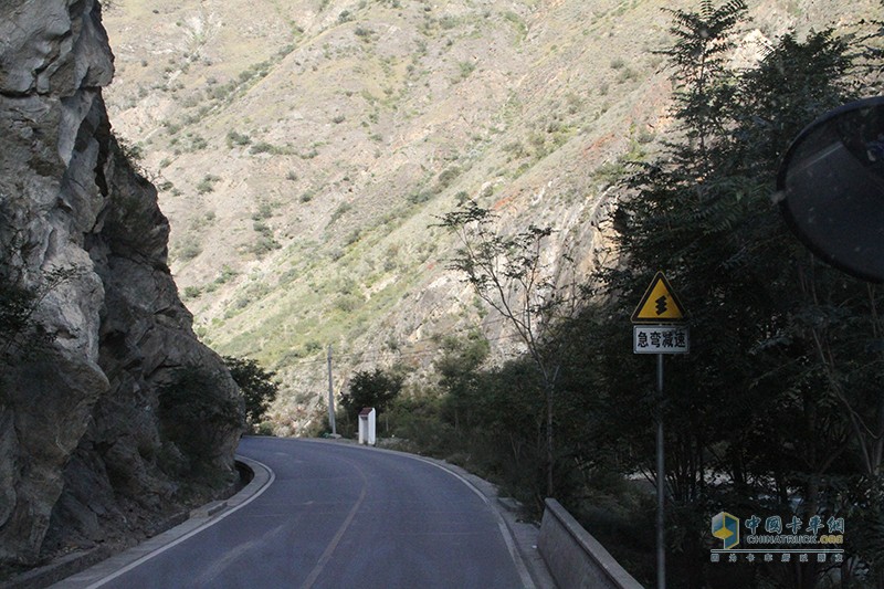 中國重汽藏地探索世界屋脊：跨過新都橋