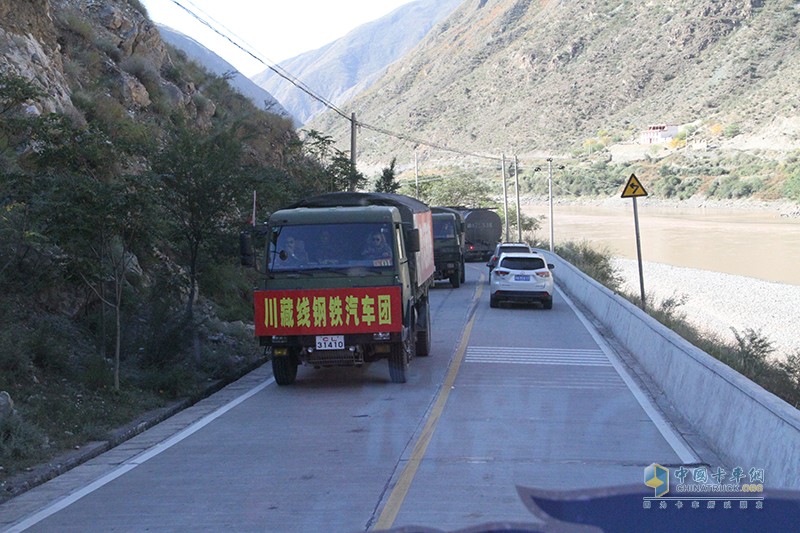 中國重汽藏地探索世界屋脊：跨過新都橋