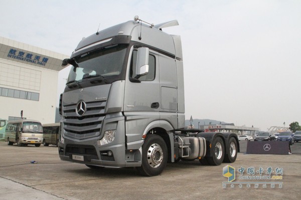 梅賽德斯-奔馳新Actros 2651 6X2 牽引車