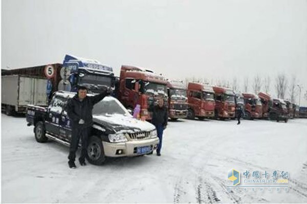 安陽利星服務(wù)站對于被迫停車的陜汽卡友送去了最暖心的關(guān)懷