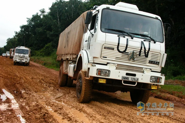 輕松爬過泥濘的UN北奔運(yùn)輸車