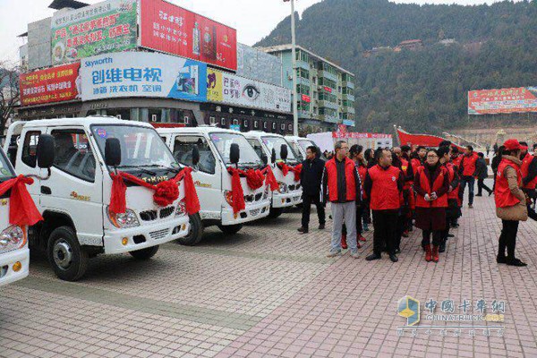 唐駿汽車四川通江捐贈(zèng)現(xiàn)場