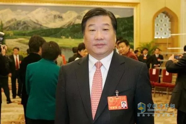 全國人大代表，山東重工集團有限公司董事長、濰柴控股集團有限公司董事長、山東省交通工業(yè)集團控股有限公司董事長譚旭光