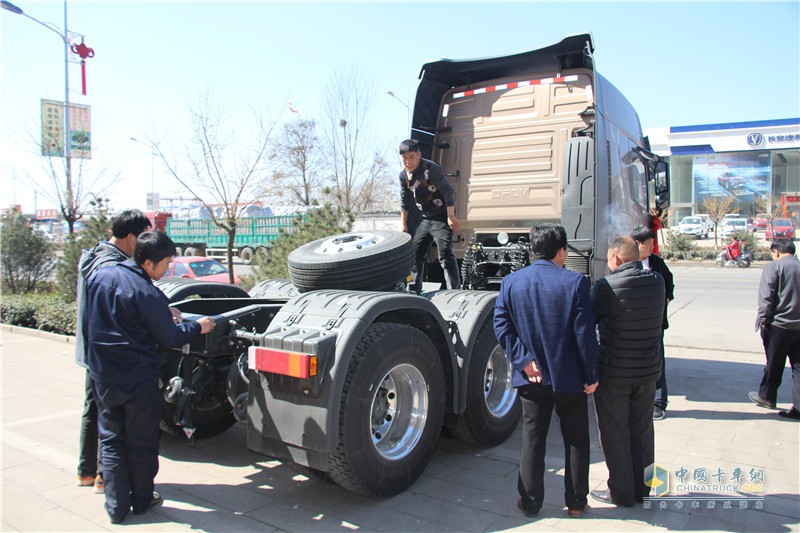 樹標(biāo)桿 東風(fēng)天龍旗艦ISZ520危化品運(yùn)輸車行唐交付