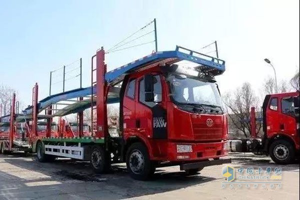 一汽解放中置軸轎運車