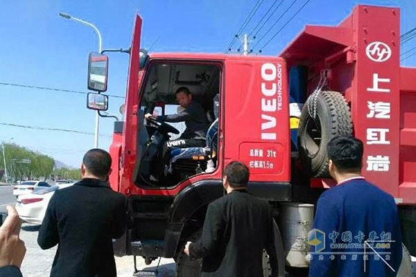 上汽紅巖金剛8×4自卸車