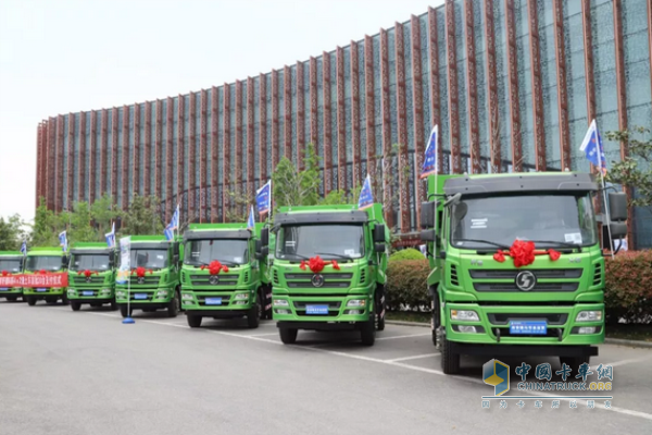 軒德環(huán)保渣土車成功登陸西安區(qū)域 現場交付20輛