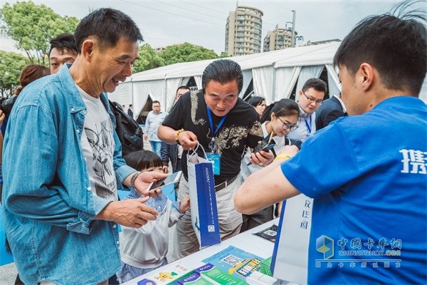 現(xiàn)場客戶咨詢購車政策以及產(chǎn)品信息