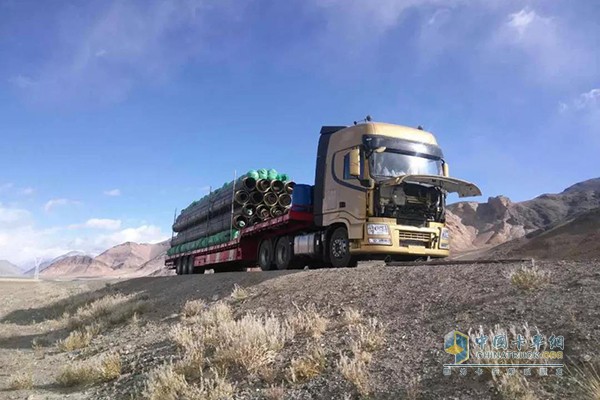 在班公湖拋錨的東風卡車