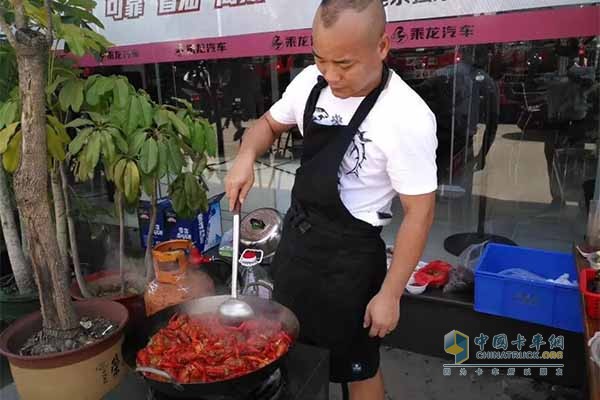 廚師正在店外烹飪小龍蝦