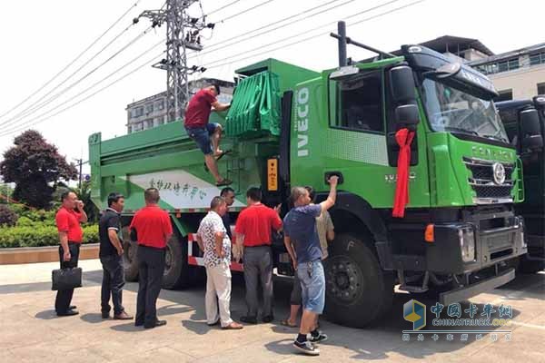 客戶體驗上汽紅巖城市智能渣土車