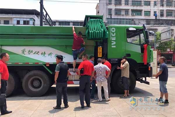 客戶體驗上汽紅巖城市智能渣土車