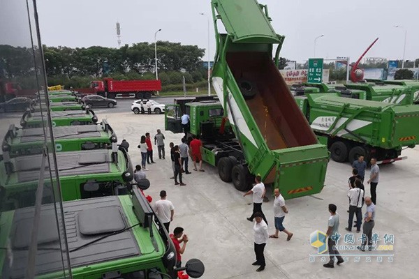 用戶參觀上汽紅巖智能渣土車