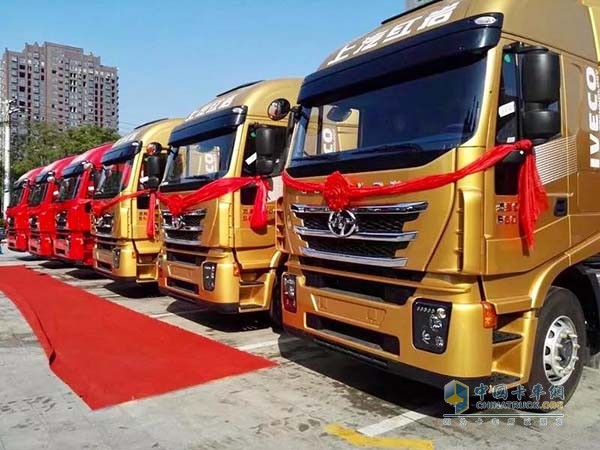 第一款智能網(wǎng)聯(lián)6×6全驅(qū)大件運(yùn)輸車