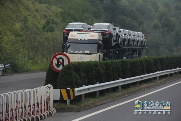 不合格轎運車無法上高速