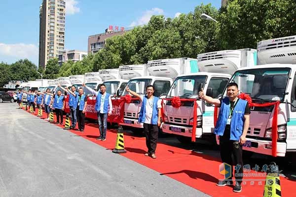 浙江長典醫(yī)藥有限公司首批慶鈴五十鈴600P冷藏車交付儀式現場