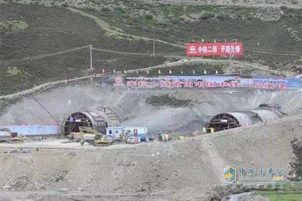 林拉高等級公路米拉山隧道建設(shè)者在慶祝隧道貫通