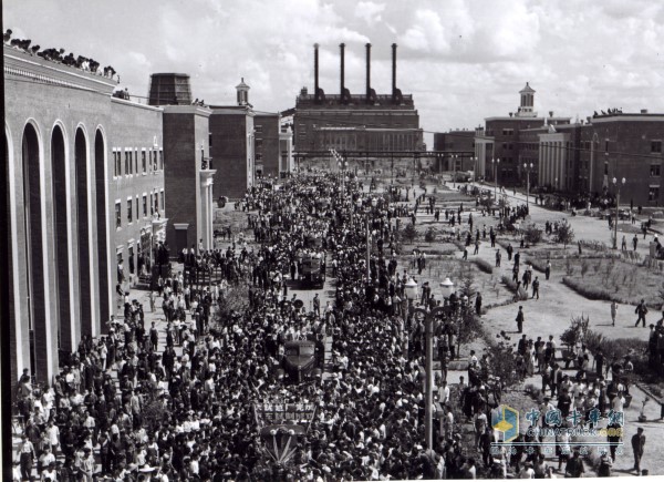 1956年7月14日，職工歡呼第一批解放車出廠