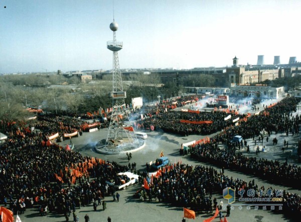 1986年2月14日,在1號(hào)門廣場(chǎng)上召開(kāi)了盛大的換型改造動(dòng)員大會(huì)