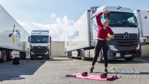 奔馳卡車女司機Cristiane在空地上健身