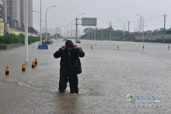 臺風(fēng)入侵粵海造成交通不便