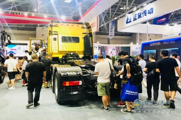 智能網(wǎng)聯(lián)6×6全驅(qū)大件運(yùn)輸車(chē)