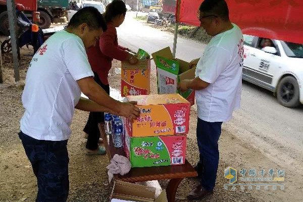 服務人員對搶險和運輸物質車輛進行檢修服務，并發(fā)放食物與水