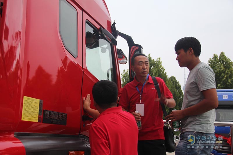 中國(guó)重汽 豪瀚N7G重卡 430馬力 6X4 LNG牽引車