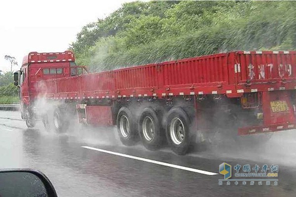 雨天行車