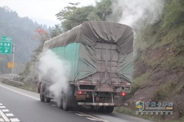 卡車在山區(qū)路段出現(xiàn)剎車問題