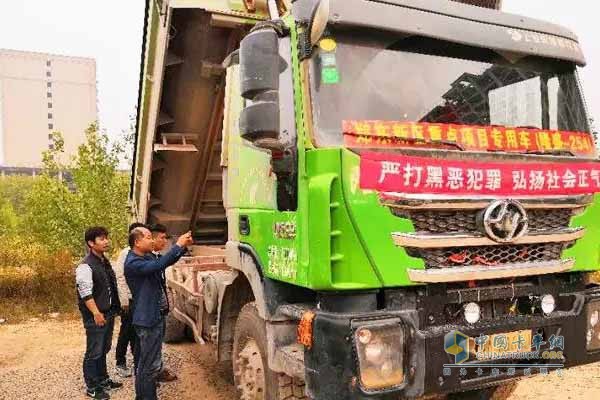 基建工地正在工作的上汽紅巖自卸車