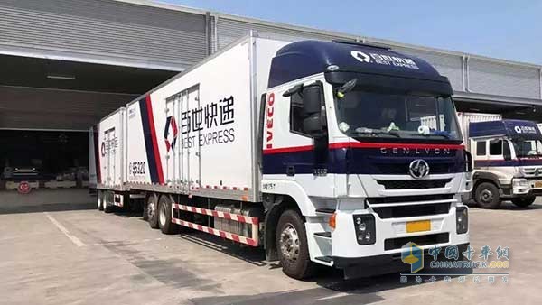 紅巖杰獅C500中置軸貨運列車