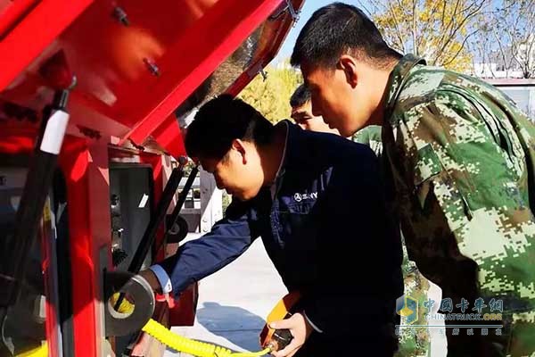 黃瀅恒在現(xiàn)場(chǎng)給消防官兵做臂架泵管余水處理講解