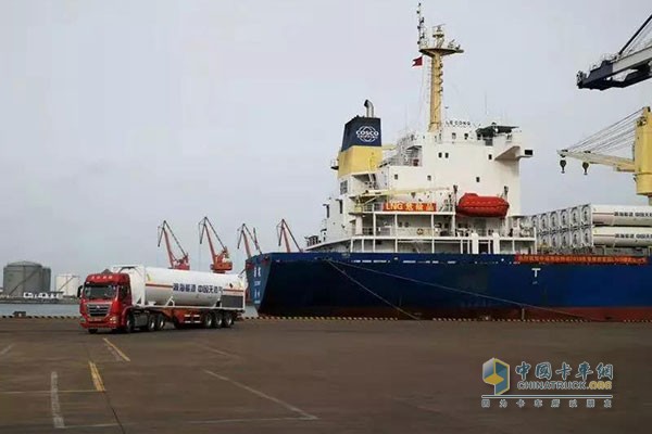 中國(guó)重汽豪沃、豪瀚LNG運(yùn)輸車