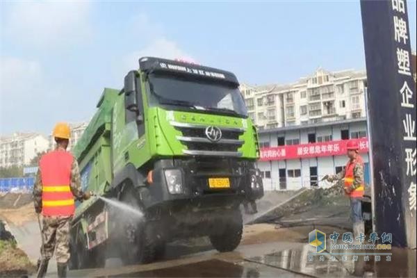 四川綿陽(yáng)安州的工地上，新型紅巖智能渣土車(chē)已在“服役”。