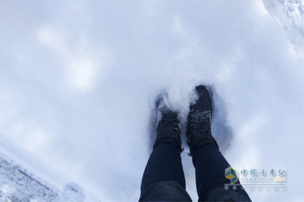 ?大雪，積雪厚度已沒過腳踝