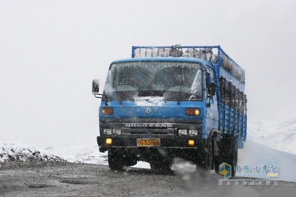 雪天行車