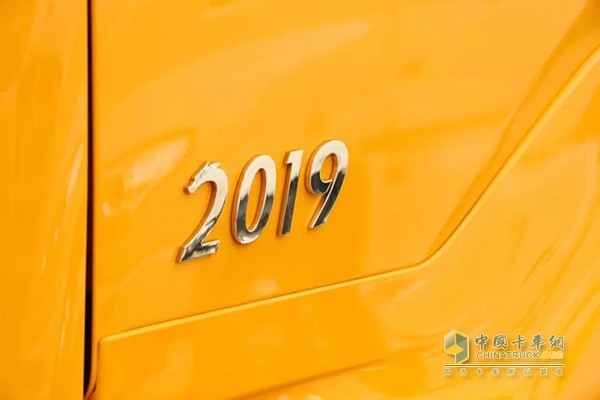 主駕車門上金色 “2019”字樣