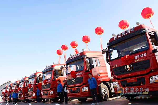 藍(lán)天物流的陜汽德龍牽引車(chē)