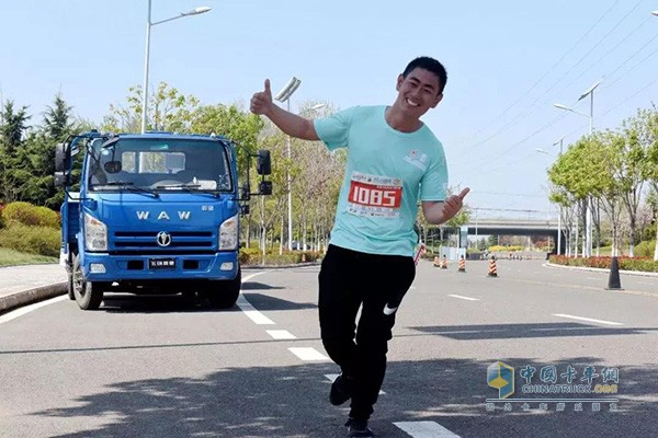 飛碟汽車與參賽選手合影