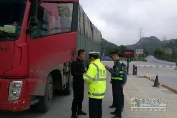 超限超載違法運輸車輛