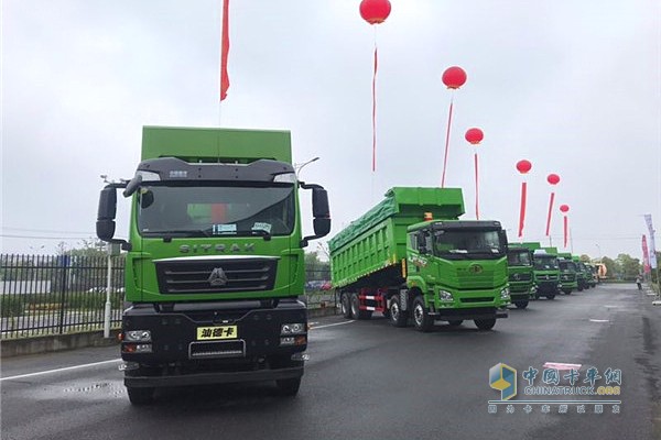 搭載海沃液壓油缸自卸車現(xiàn)場展示