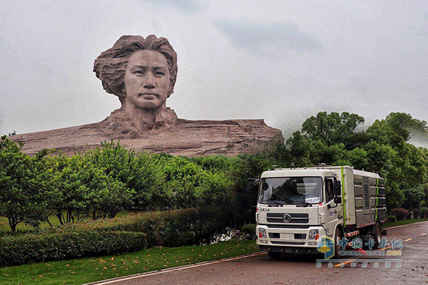 長沙橘子洲開展東風(fēng)天錦自動駕駛環(huán)衛(wèi)車試運(yùn)營