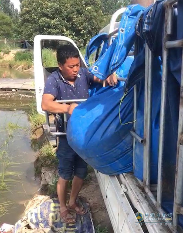 正在從祥菱物流之星卸魚(yú)中的劉師傅